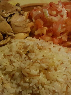 Una foto de Pollo estilo Panameño, arroz de fideos Jude y ensalada de tomate