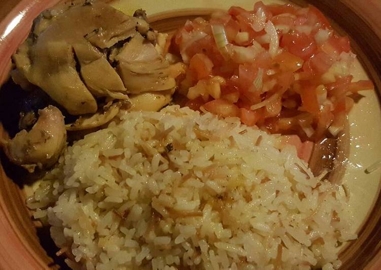 Pollo estilo Panameño, arroz de fideos Jude y ensalada de tomate