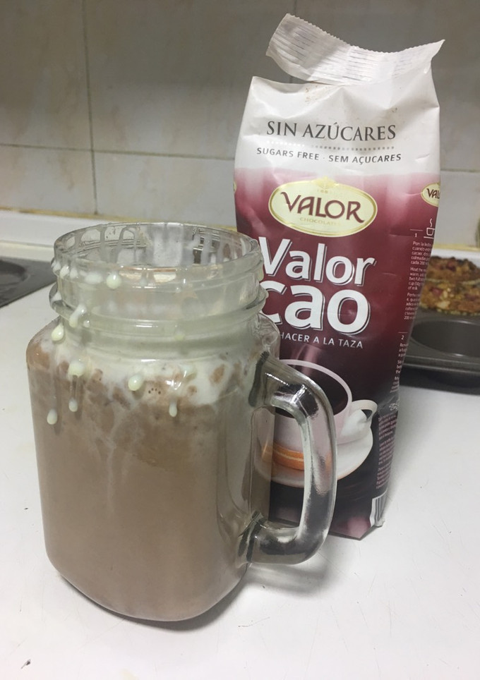 Una foto de Chocolate caliente con toque de fresa