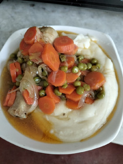Una foto de Pollito arvejado con puré