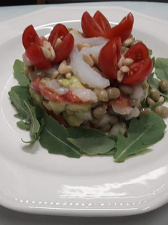 Una foto de Ensalada de habitas baby con bacalao