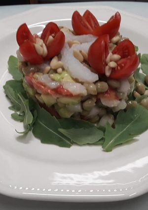 Una foto de Ensalada de habitas baby con bacalao