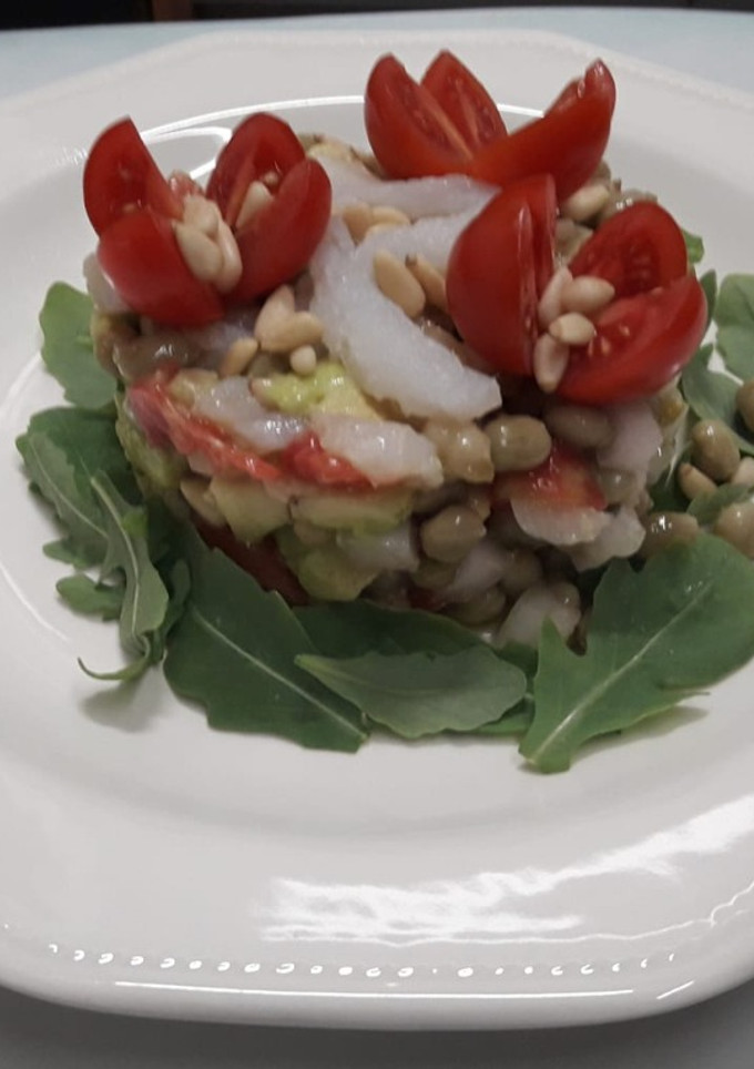 Una foto de Ensalada de habitas baby con bacalao