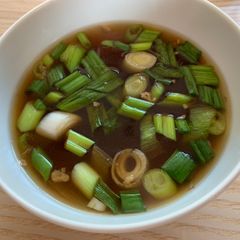 A picture of Oriental dipping sauce / soup.