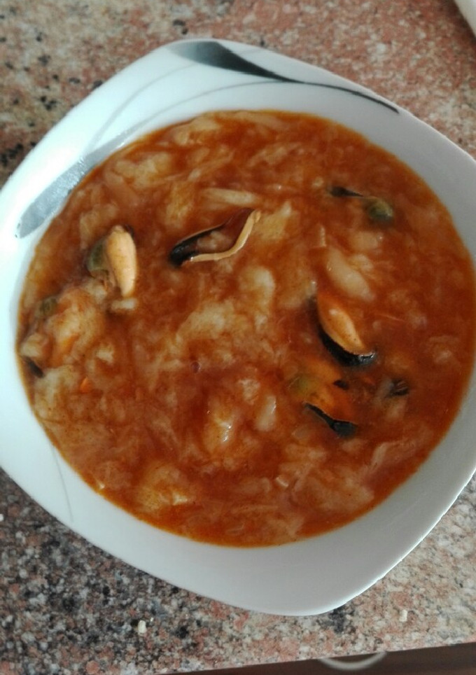 Una foto de Sopa de ajo y pescado