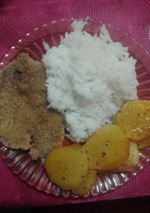 Una foto de Papas con milanesa y arroz ✨🥘🍜🍛