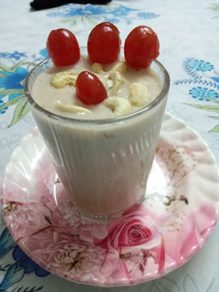 A picture of Apple and banana smoothie.