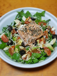 Una foto de Ensalada mixta con salmón