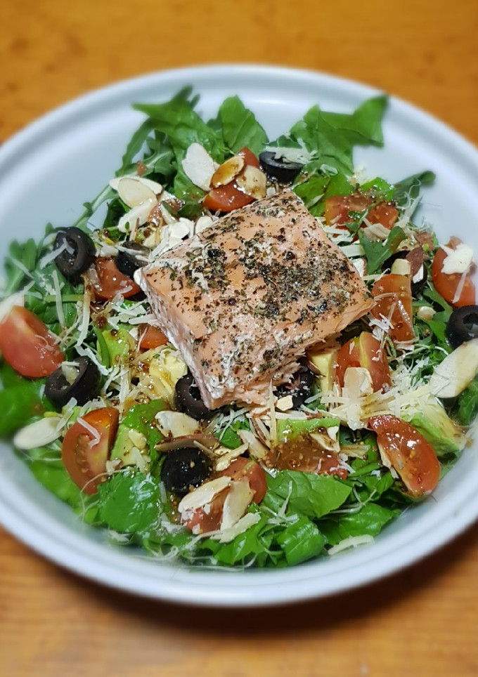 Una foto de Ensalada mixta con salmón