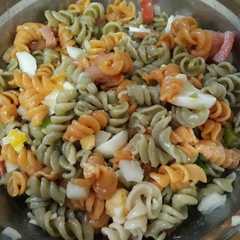 Una foto de Ensalada de tirabuzones de verduras
