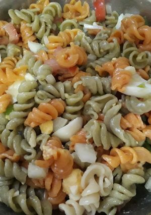 Una foto de Ensalada de tirabuzones de verduras