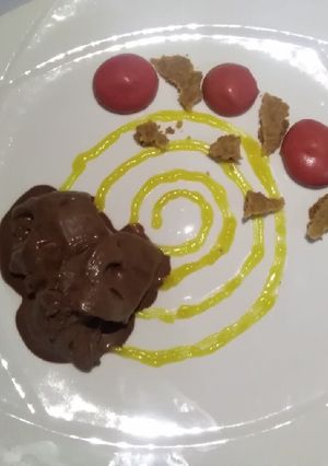 Una foto de Helado de chocolate con coulis de guayaba
