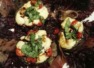 Una foto de Portobellos caprese