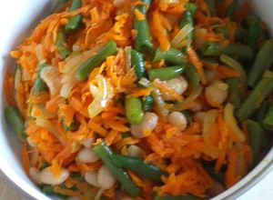 Фото Теплый салат из фасоли с овощами.