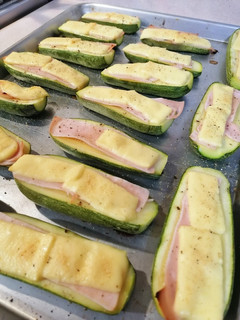 Una foto de Calabacitas rellenas de jamón y queso