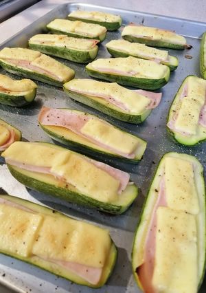 Una foto de Calabacitas rellenas de jamón y queso