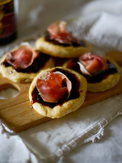 Foto di Focaccine semintegrali con prosciutto crudo e fichi caramellati