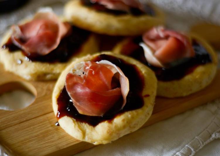 Focaccine semintegrali con prosciutto crudo e fichi caramellati