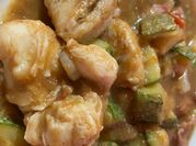 Una foto de pechugas de pollo guisada