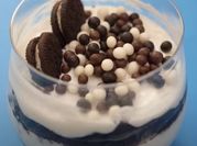 Una foto de postre en vaso oreo
