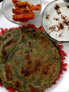 बथुआ पराठा (Bathua parantha recipe in hindi) रेसिपी मुख्य फोटो