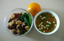 Bữa trưa eatclean: cơm gạo lứt, gà xào nấm hương, rau cải luộc