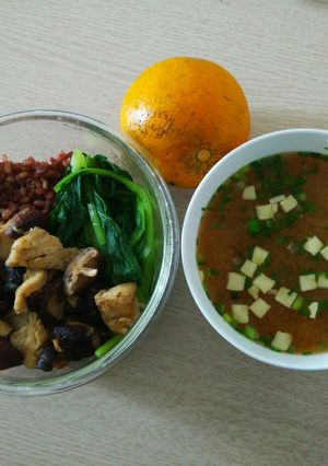 Hình của món Bữa trưa eatclean: cơm gạo lứt, gà xào nấm hương, rau cải luộc.
