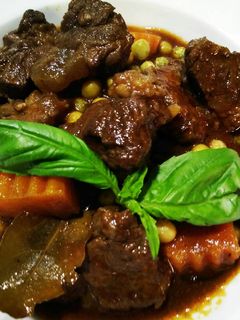 Hình của món Bò Sốt Vang Kiểu Ý.