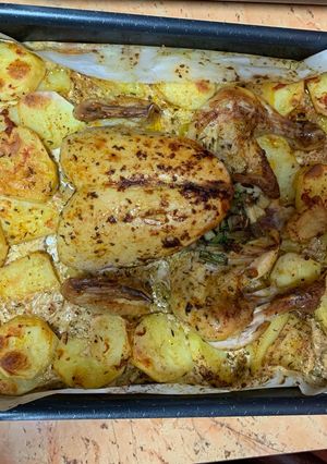 O poză a rețetei Pui întreg cu cartofi și ardei la cuptor.