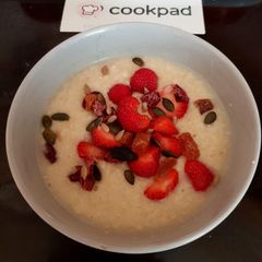 A picture of Ready brek with fresh strawberries,Dried fruit & Seeds 😉.