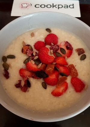 A picture of Ready brek with fresh strawberries,Dried fruit & Seeds 😉.