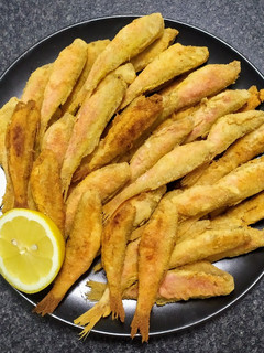 Una foto de Salmonetes frititos