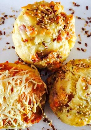 Une photo de Muffins camembert lardons et sésame
