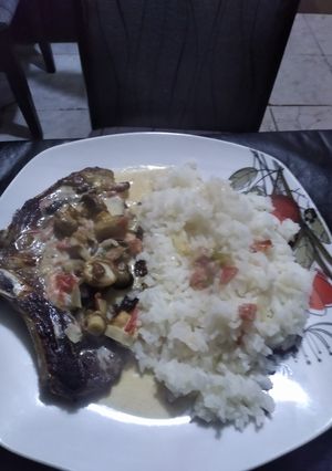 Una foto de Costeleta con salsa de champiñones y arroz