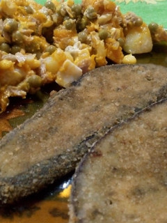 Una foto de Milanesa de berenjena con ensalada! 😋