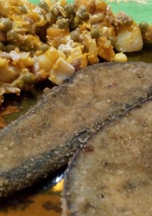 Una foto de Milanesa de berenjena con ensalada! 😋