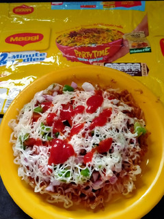 મેગી પીઝા (Maggi Pizza Recipe in Gujarati) રેસીપી મુખ્ય ફોટો