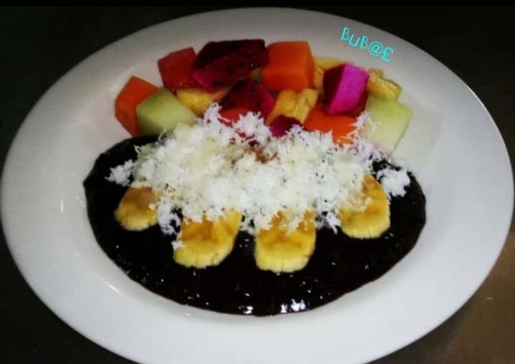 Black sticky rice porridge of fruit / Bubur ketan hitam dan buah