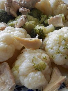 Una foto de Ensalada templada de coliflor y brecol