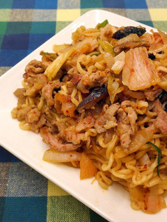 泡菜炒麵 ♥ 泡麵變身料理1 的食譜成品照片