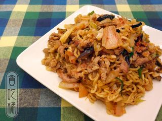 泡菜炒麵 ♥ 泡麵變身料理1