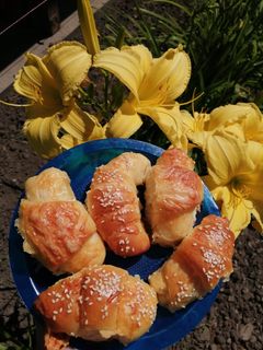 Sajtos, szezámmagos kis kiflik recept fotója