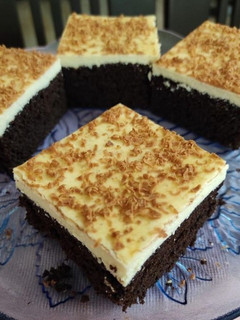 A picture of Cheesecake brownies🍰.