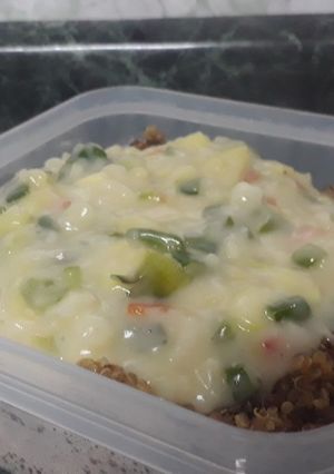 Una foto de Quinoa con Salsa Blanca