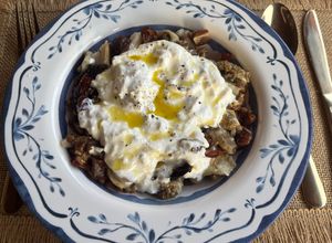Una foto de Ensalada de lentejas con berenjena asada, tomates secos, dátiles y burrata !!!!
