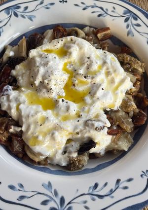Una foto de Ensalada de lentejas con berenjena asada, tomates secos, dátiles y burrata !!!!