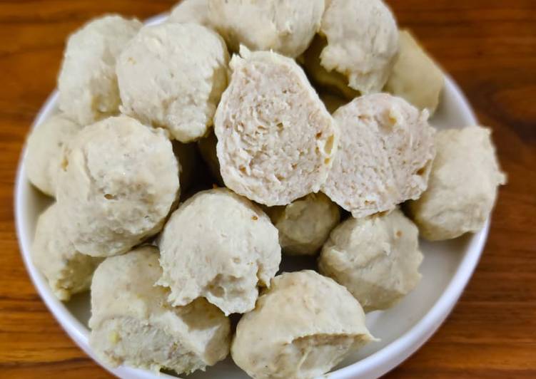 Bagaimana Menyiapkan Bakso ayam jamur tiram homemade yang Bikin Ngiler