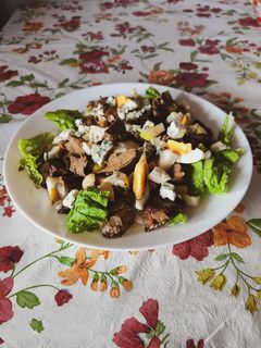 Фото Салат з курячою печінкою, грушею та горішками макадамія.