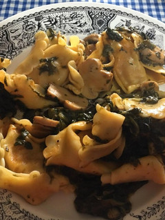 Una foto de Raviolis de berenjena y mozzarella con espinacas y champiñones