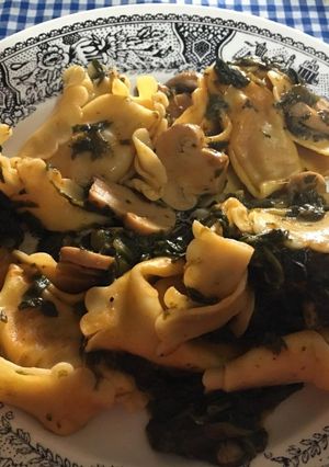 Una foto de Raviolis de berenjena y mozzarella con espinacas y champiñones